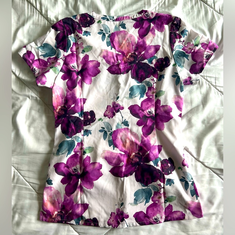 XS Patterned Scrub Top - Picture 2 of 2